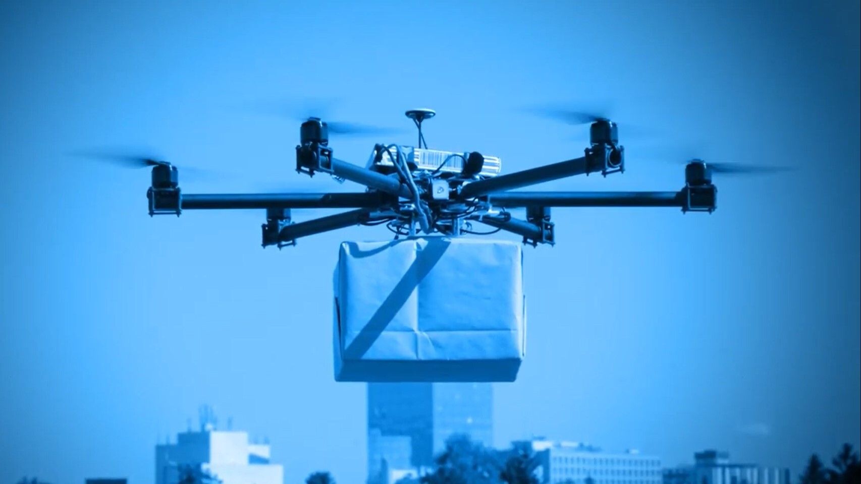 Dron llevando un paquete