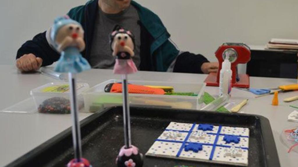 Una persona con autismo realizando unos ejercicios.