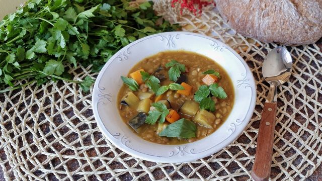 Lentejas con berenjena y calabaza, receta de potaje estilo Ottolenghi