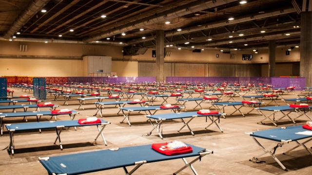 Las camas para personas sin hogar instaladas en el pabellón 14 de Ifema.