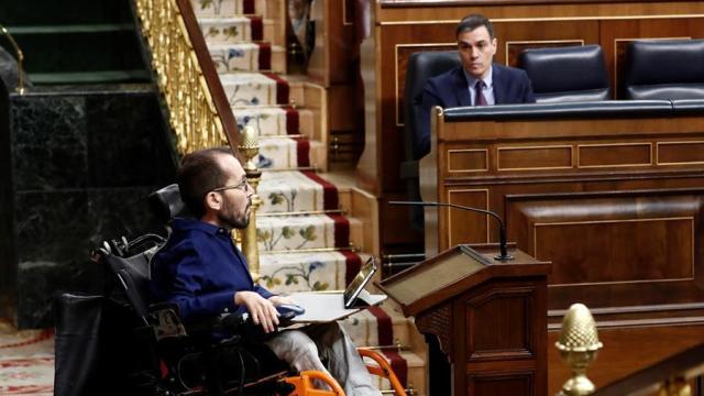 El portavoz de Unidas Podemos, Pablo Echenique, ante Pedro Sánchez en el Congreso.