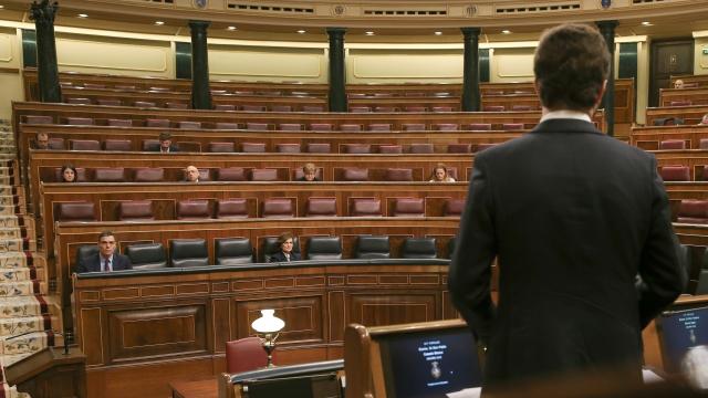Pablo Casado se dirige a Pedro Sánchez en su réplica, en el pleno casi vacío sobre el estado de alarma.