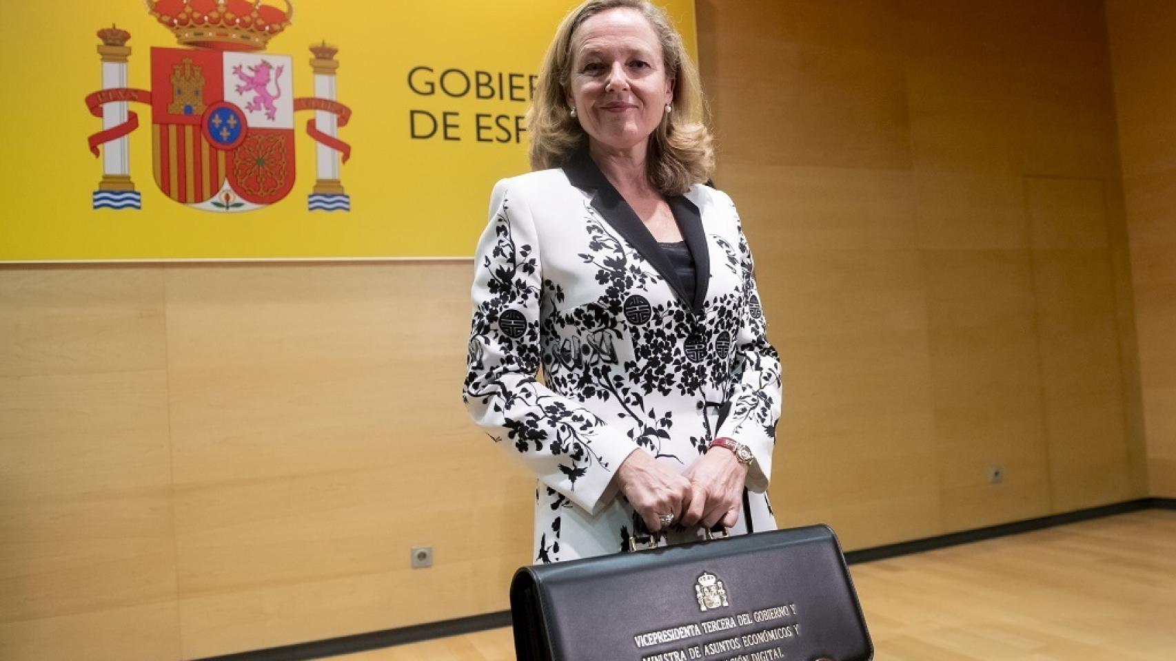 Nadia Calviño con su cartera.