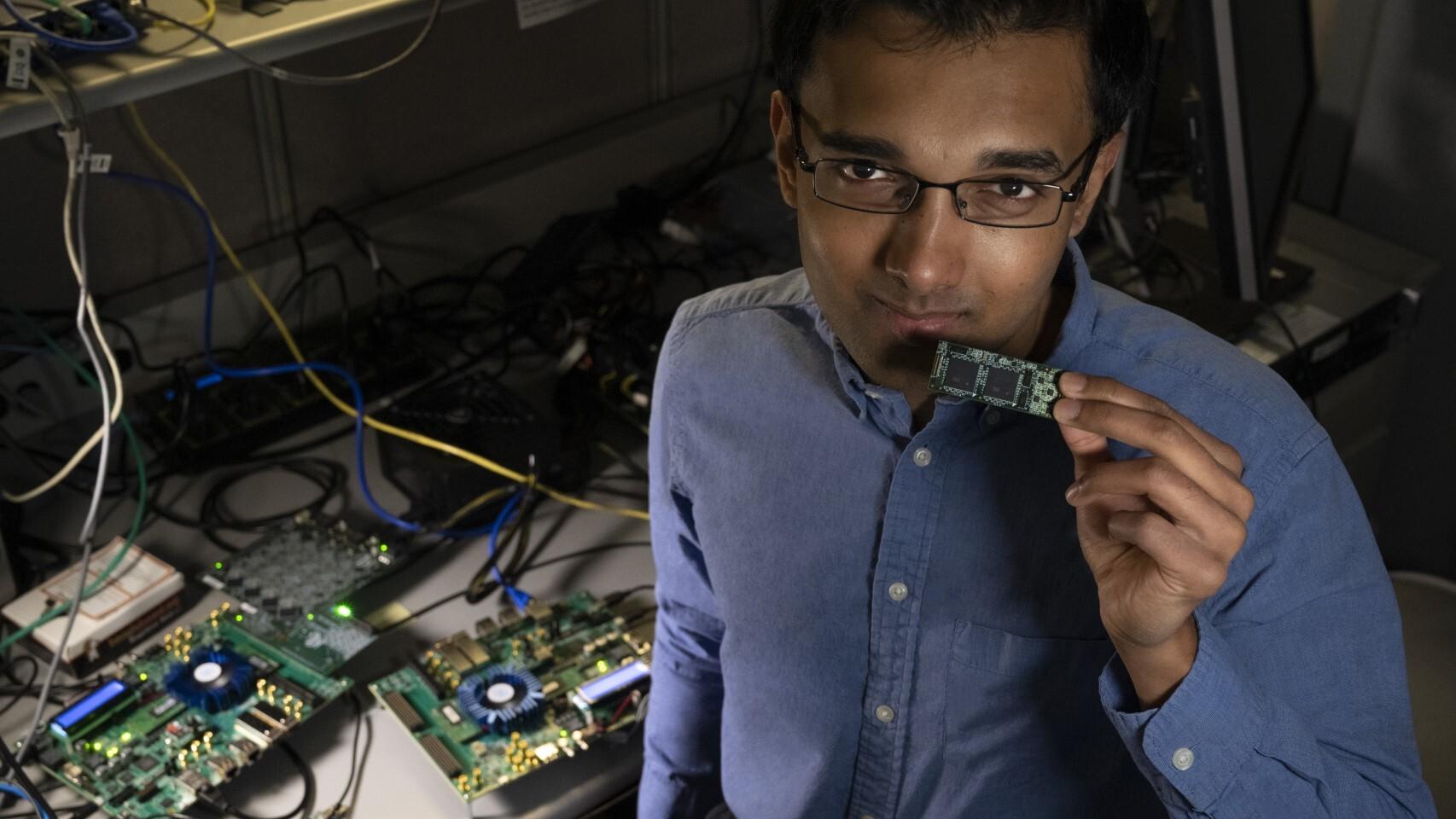 Nabil Iman con un procesador Intel Loihi