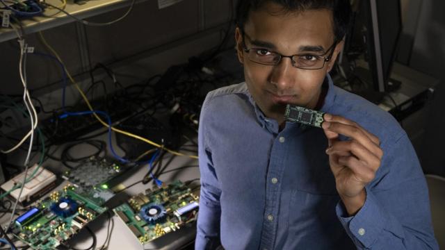 Nabil Iman con un procesador Intel Loihi