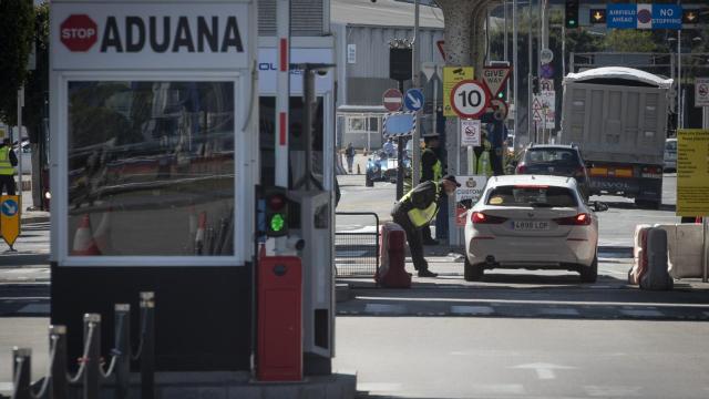 Un agente revisa la documentación del conductor de un vehículo en la verja de Gibraltar