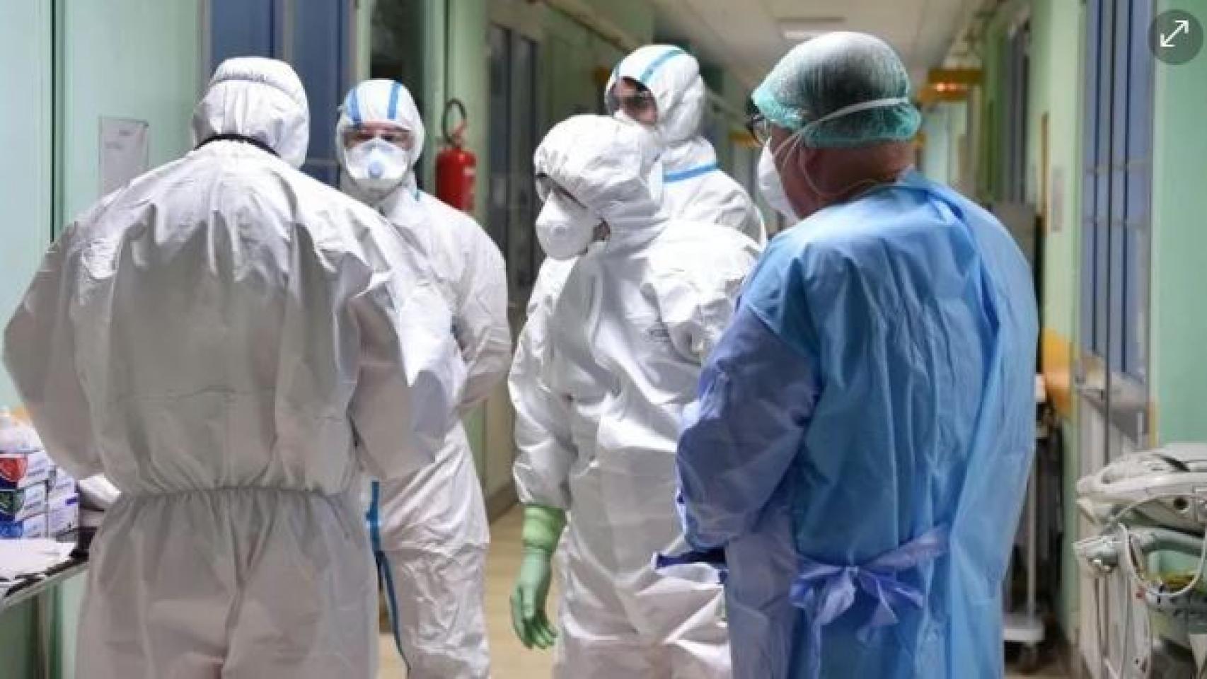 Un grupo de enfermeros en un hospital.