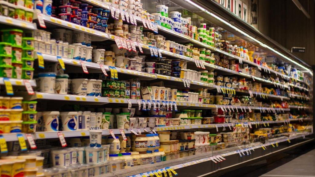 Las estanterías de un supermercado.