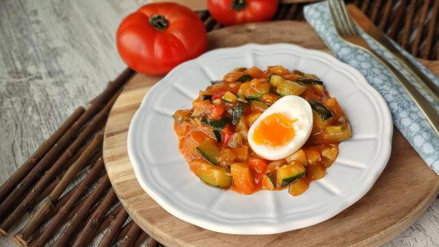 Pisto de verduras con huevo mollet, receta de toda la vida llena