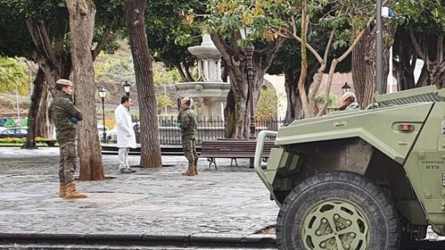 Militares realizando labores de desinfección este miércoles.
