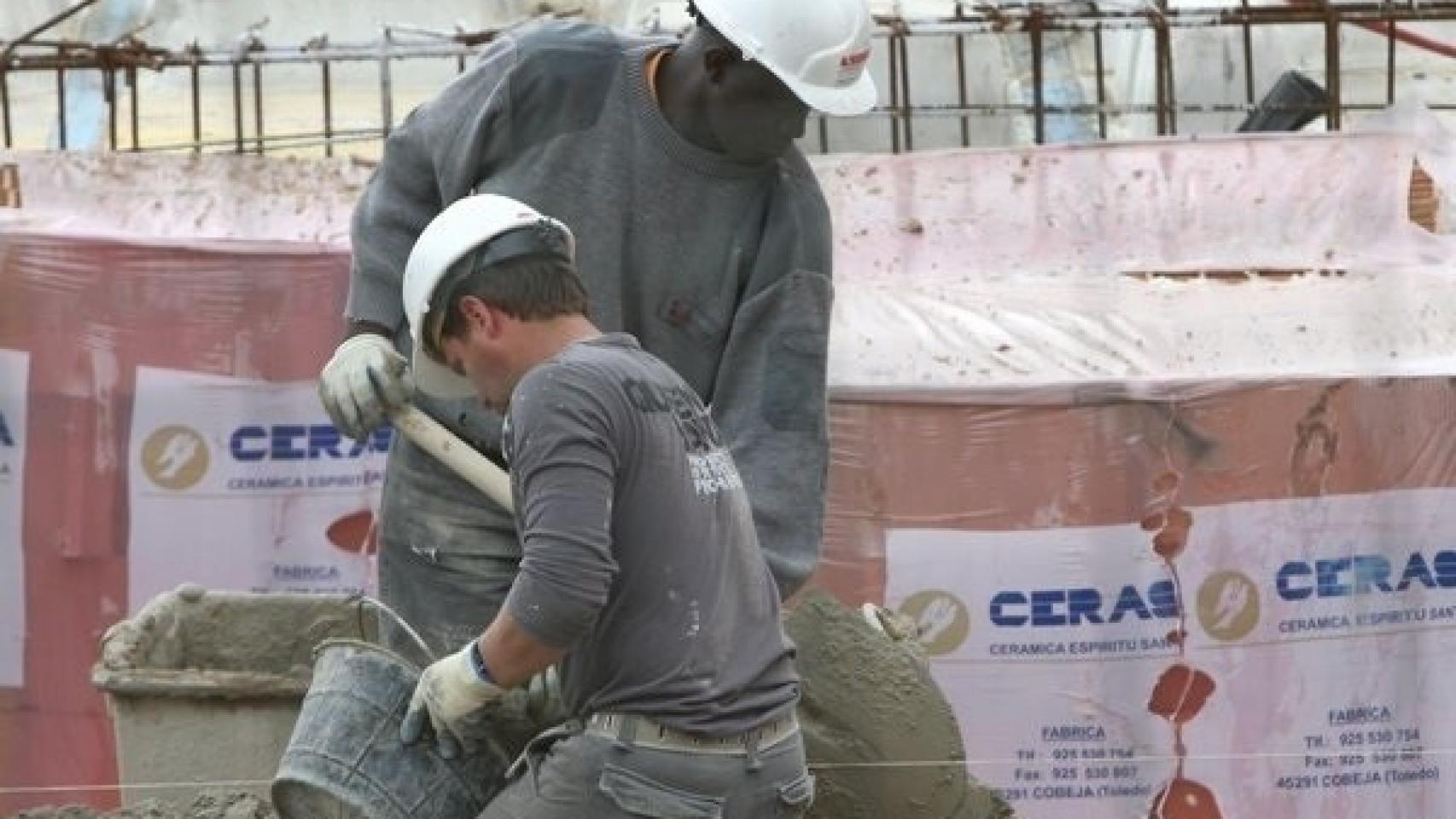 Unos trabajadores en plena función de sus tareas.