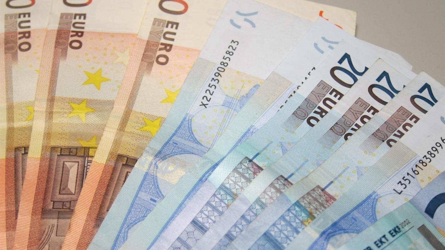 Imagen de archivo de billetes de euro.