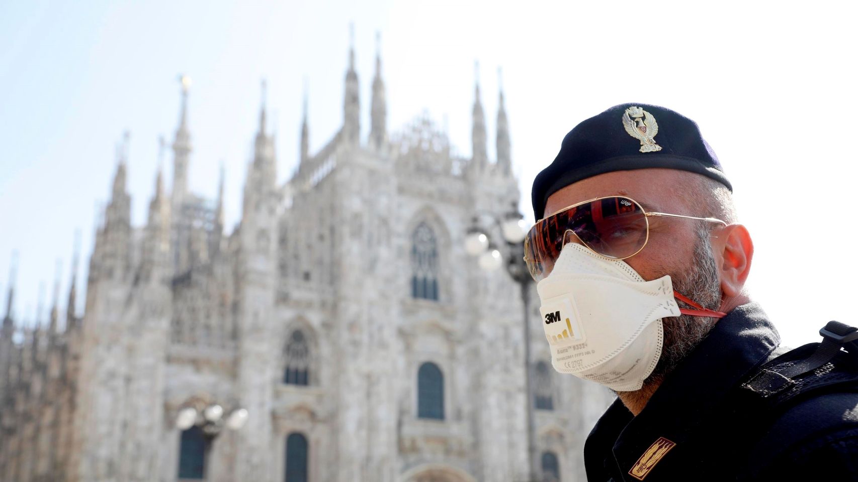Un policía con mascarilla frente al Duomo de MIlán