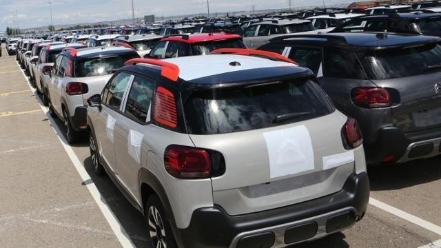 Coches sin matrícula.