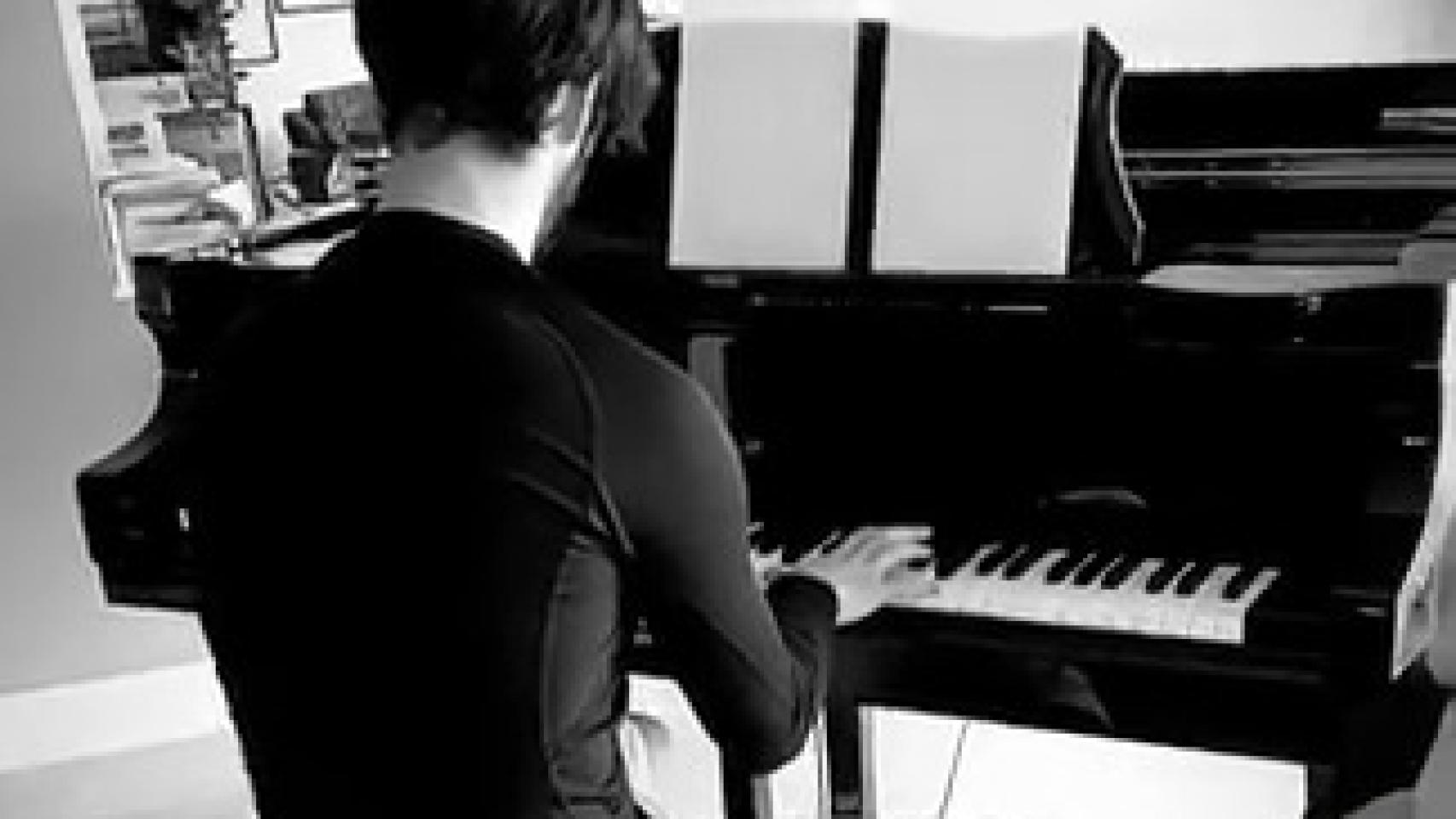 Isco, tocando el piano