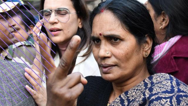 La madre de la joven estudiante violada y asesinada, Asha Devi.