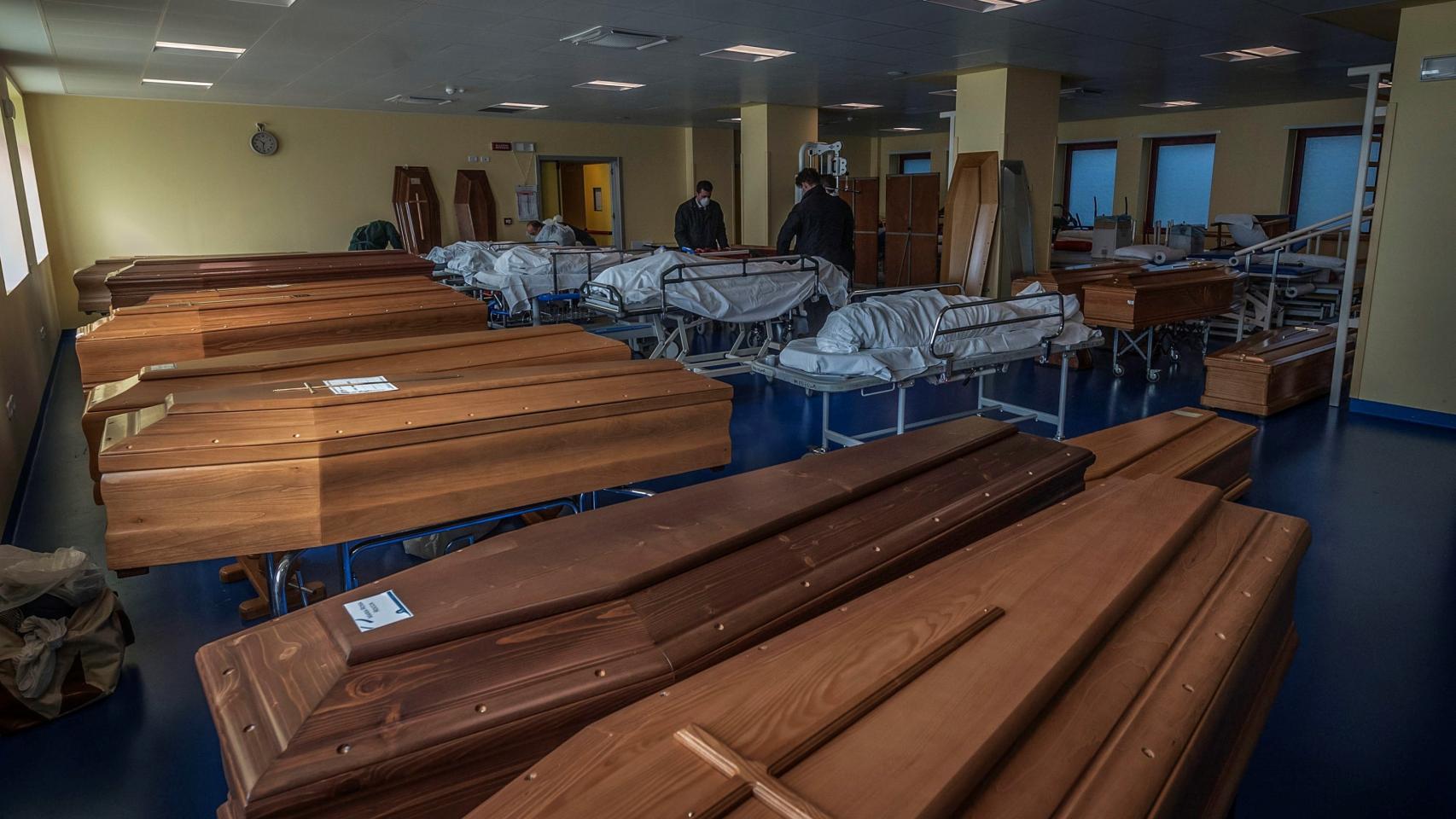Atáudes en una sala de un hospital de Bérgamo, Italia
