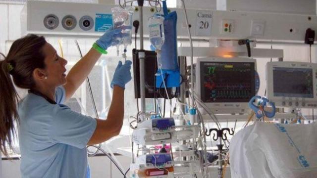 Los fisioterapeutas movilizan a los pacientes de la UCI