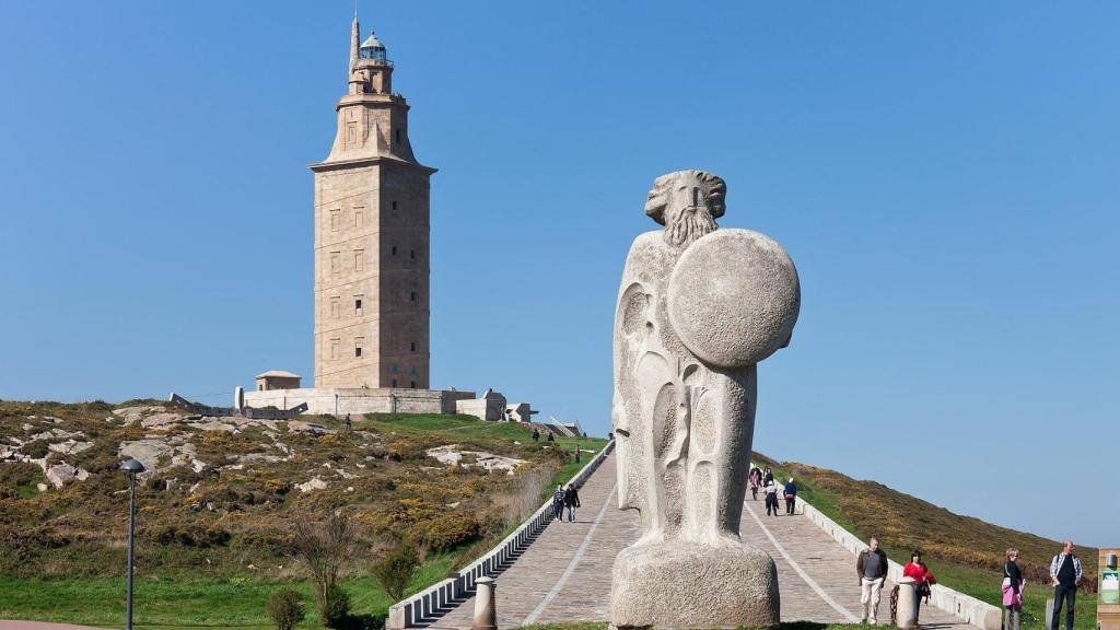 Torre de Hércules y estatua del Rey Breogán
