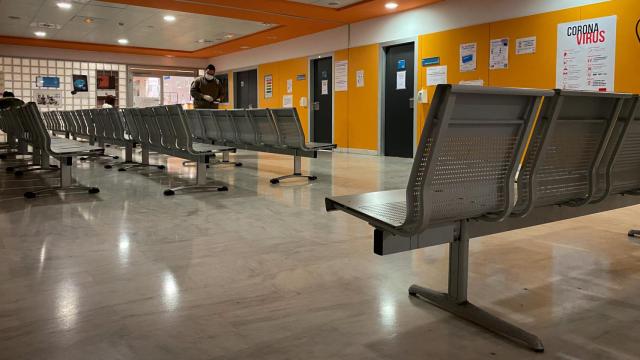 Imagen de archivo de una sala de espera vacía en el Hospital Puerta de Hierro.