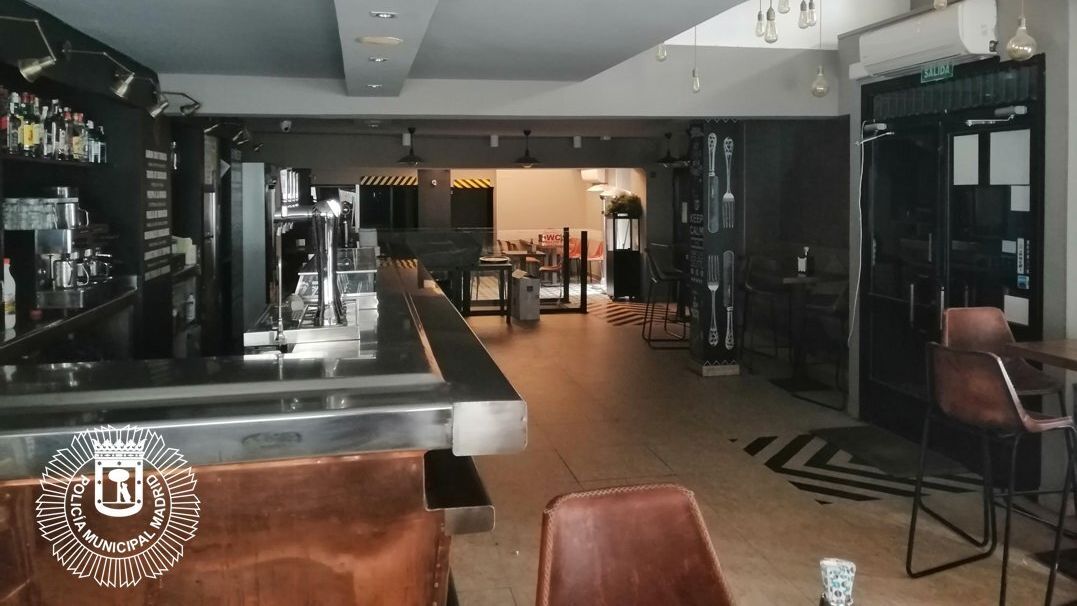 La cafetería que ha sido desalojada por los agentes.
