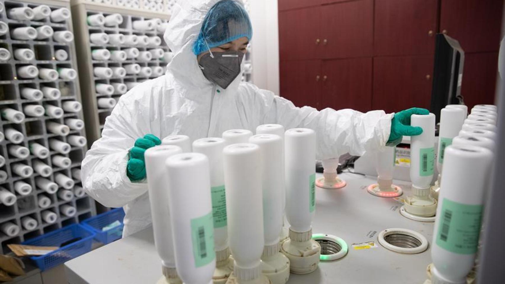 Una investigadora en una laboratorio.