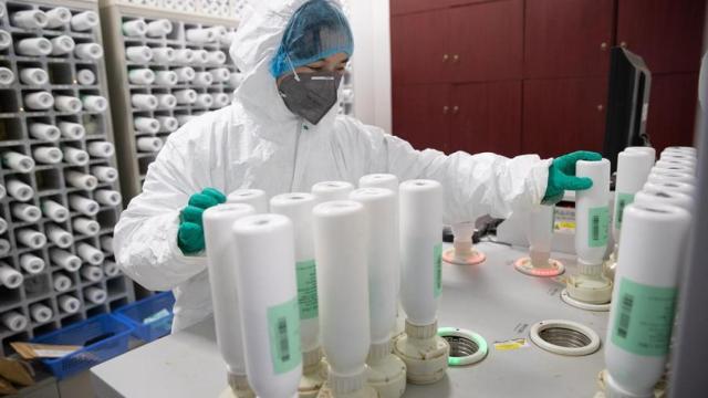 Una investigadora en una laboratorio.