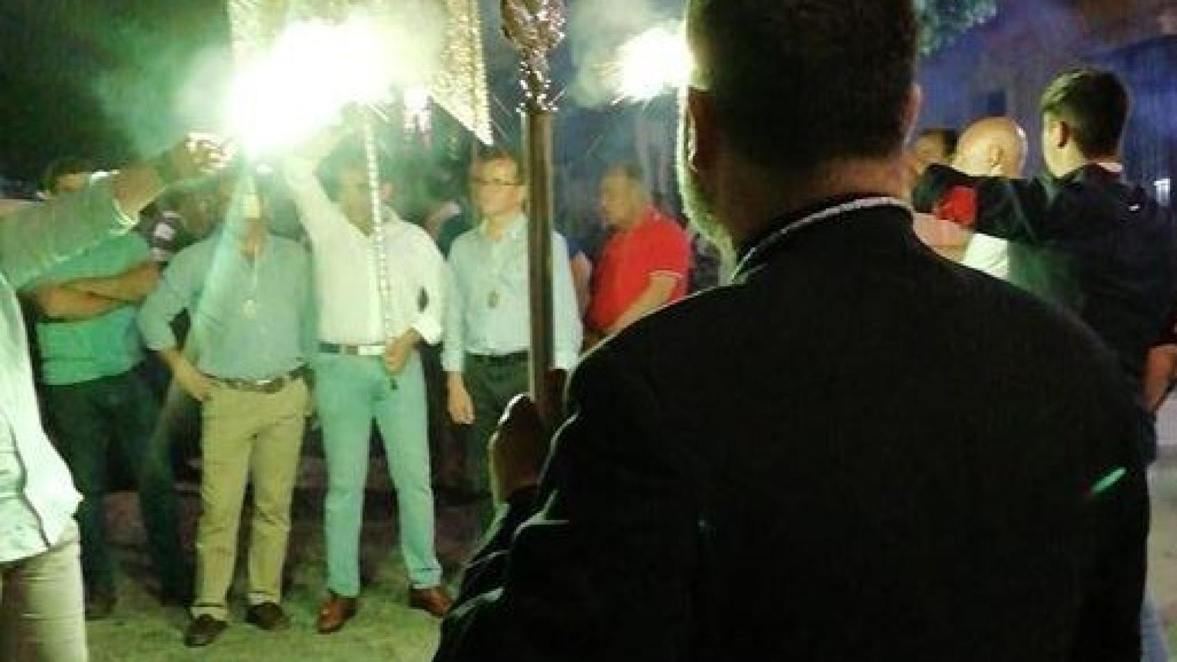El cura de La Puebla del Río, Rafael Menéndez Albuicet, ante el Simpecado de la localidad.