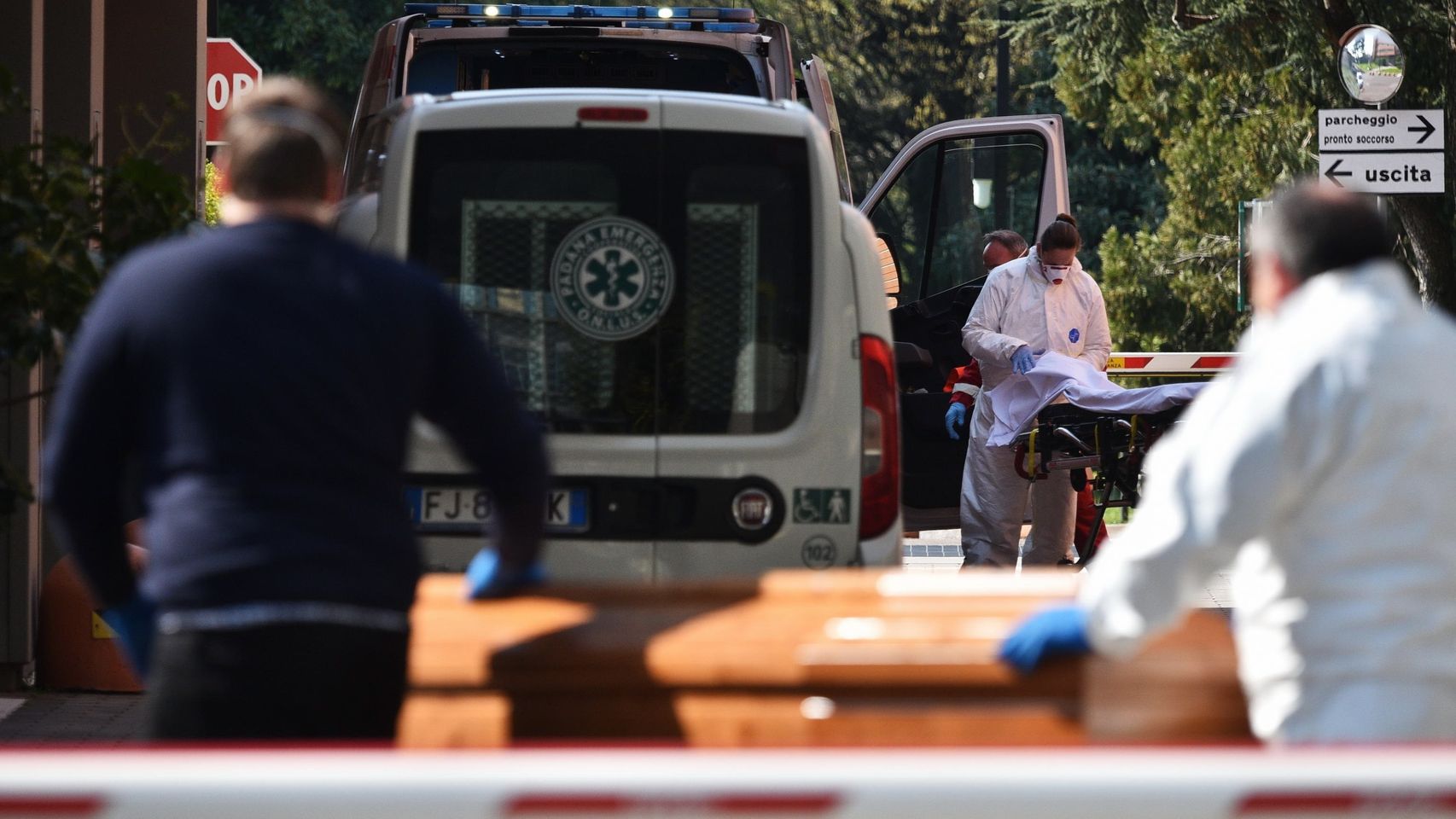 Una ambulancia llega a uno de los hospitales de Bérgamo.