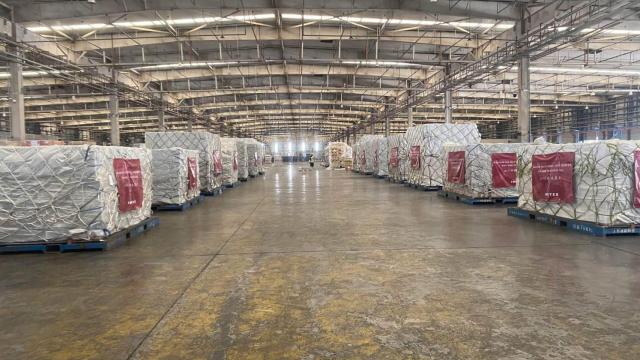 Uno de los almacenes de Inditex en China, con varios palets de material sanitario.