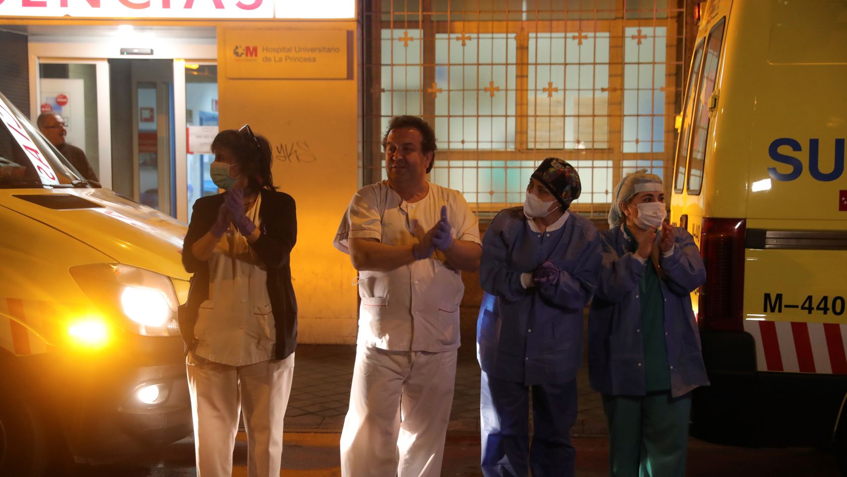 Los sanitarios del hospital de La Princesa, en Madrid, aplauden a la Policía Nacional y Policía Local