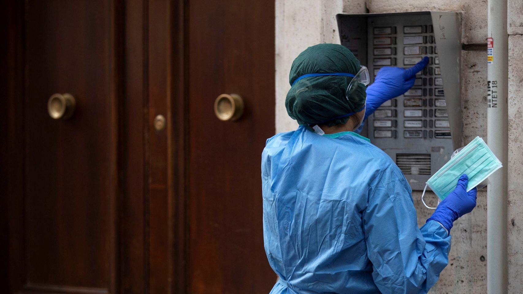 El personal médico hace test a domicilio en Italia.
