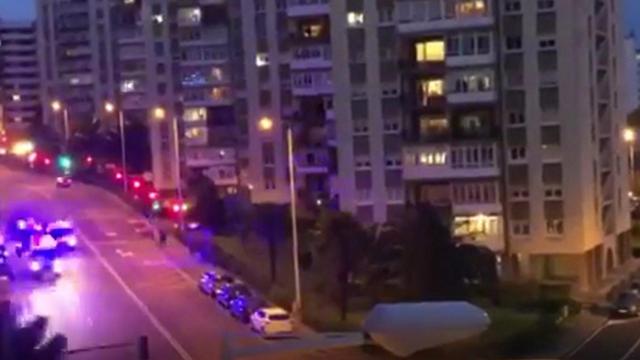 VÍDEO: Ambulancias coruñesas agredecen los aplausos en el barrio de Monelos