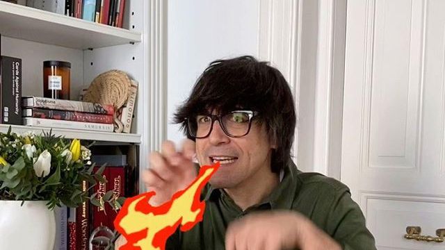 Luis Piedrahita haciendo uno de sus trucos de magia.