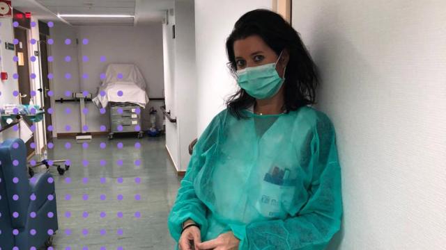 La enfermera Mila García, en su puesto de trabajo.