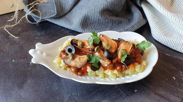 Mejillones en salsa puttanesca, receta fácil, sabrosa y rica en proteínas