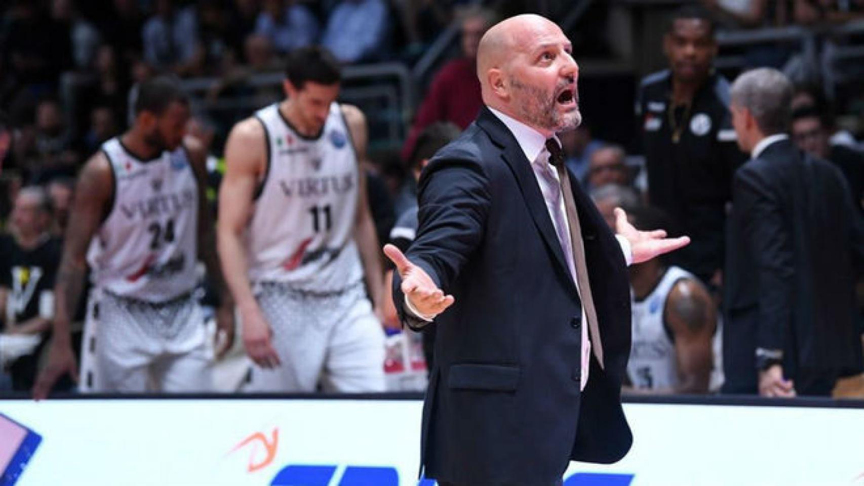 Sasha Djordjevic, entrenador del Virtus de Bolonia, durante un partido