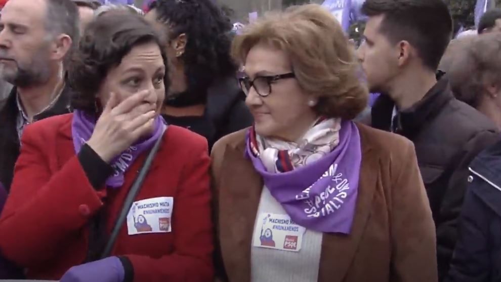 Magdalena Pérez-Castejón durante la marcha del 8-M en Madrid junto a Magdalena Valerio (i).