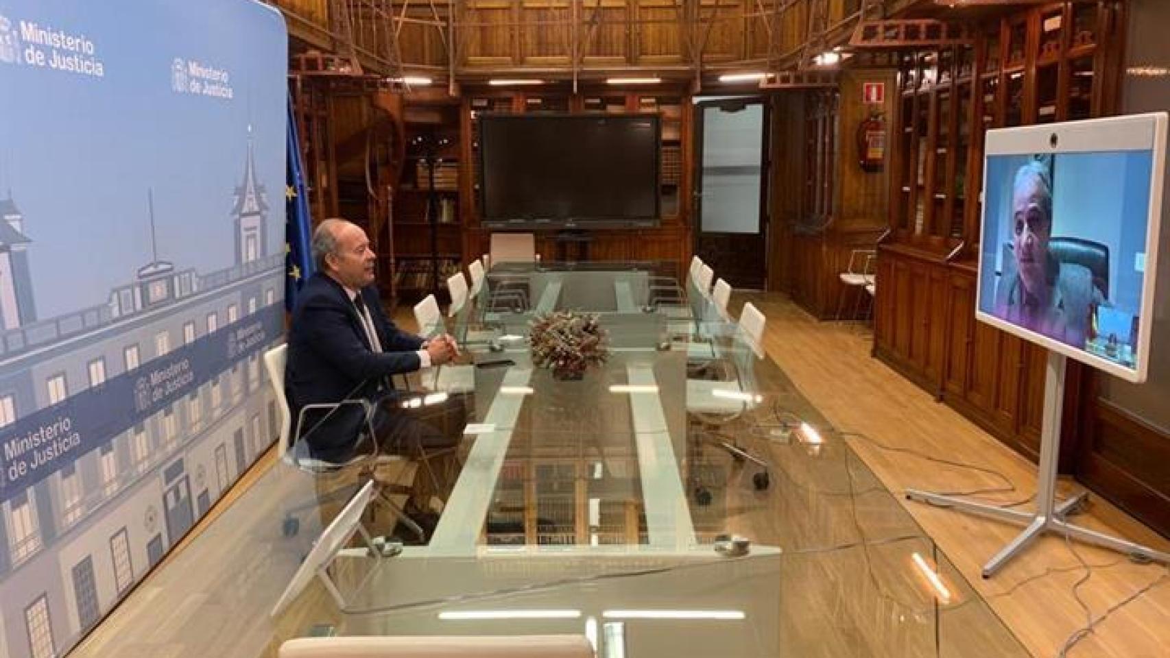 Campo, durante una videoconferencia en la biblioteca del Ministerio de Justicia./