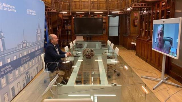 Campo, durante una videoconferencia en la biblioteca del Ministerio de Justicia./