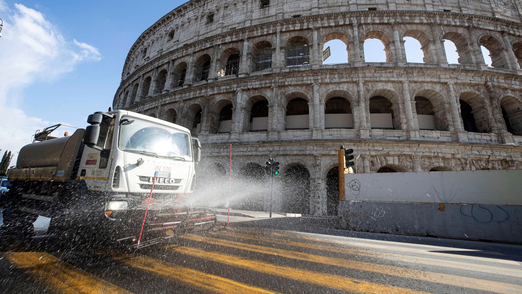 Un camión desinfecta las calles de Roma