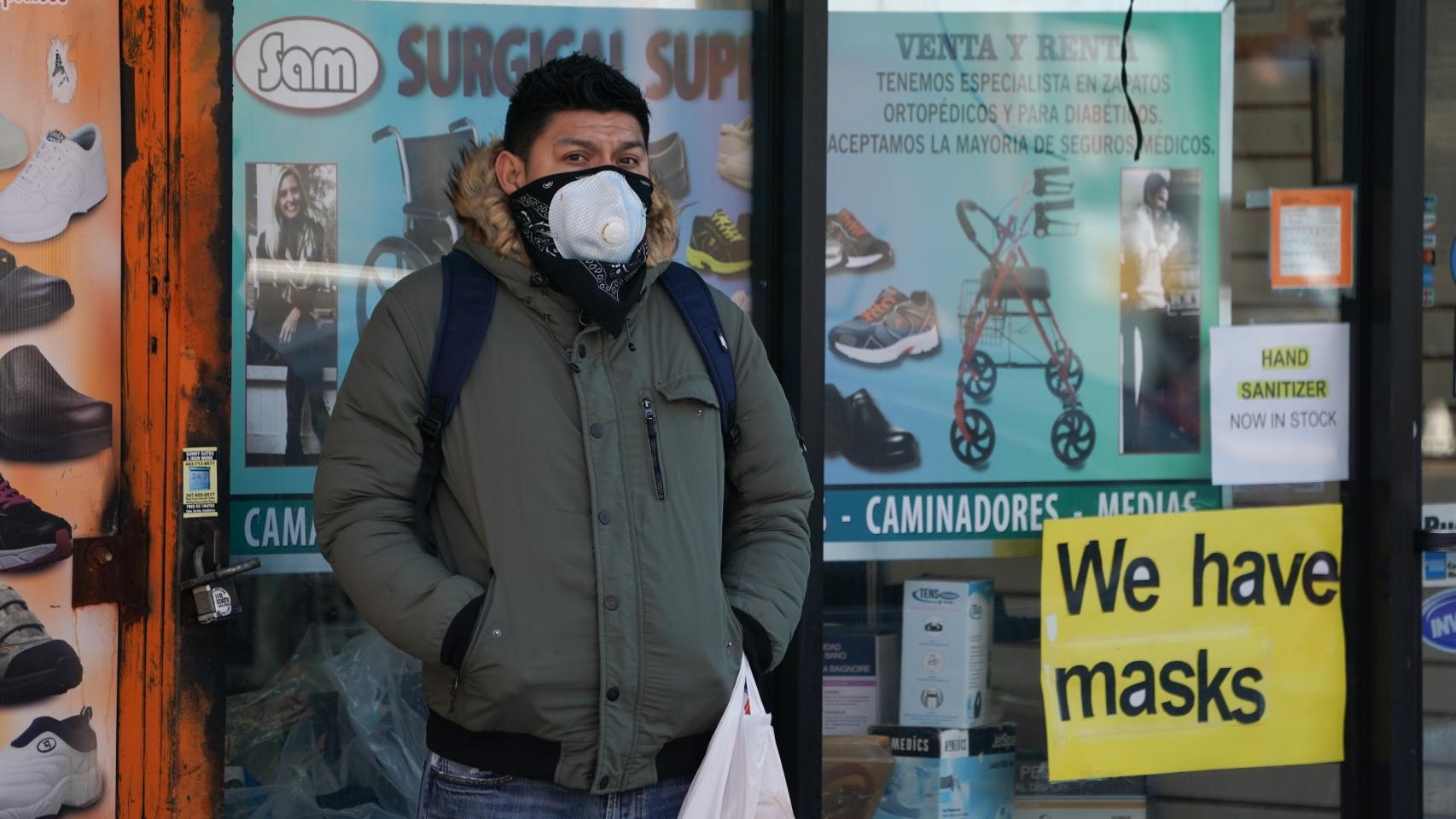 Un hombre con mascarilla en Queens, Nueva York.