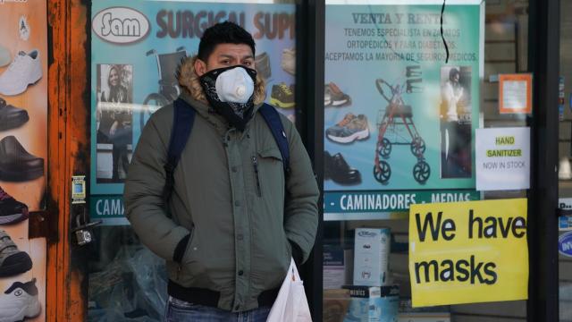 Un hombre con mascarilla en Queens, Nueva York.