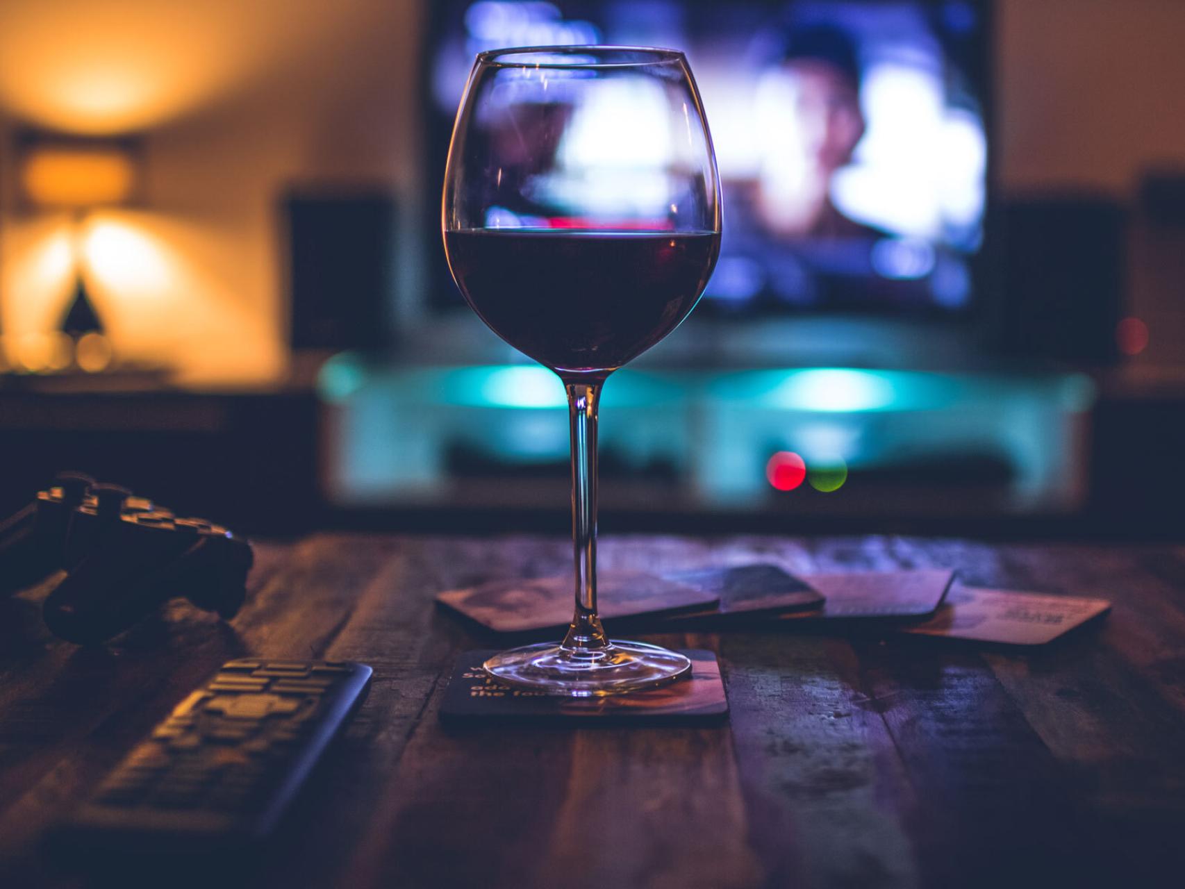 Vino y tele, el maridaje perfecto.