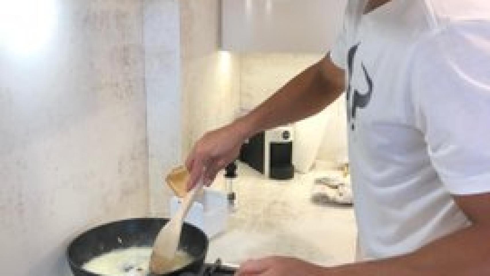 Rafa Nadal, cocinando en su casa. Twitter (@RafaelNadal)