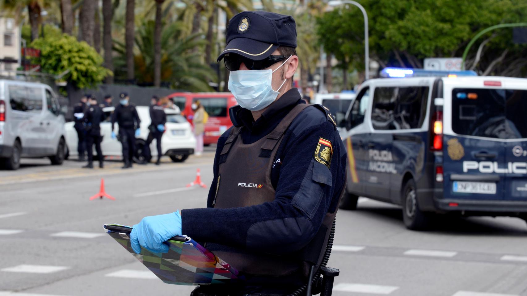 Un policía, en un control de tráfico durante el estado de alarma.