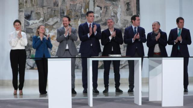 Miembros del Gobierno y Pedro Sánchez junto a representantes de sindicatos y patronales.