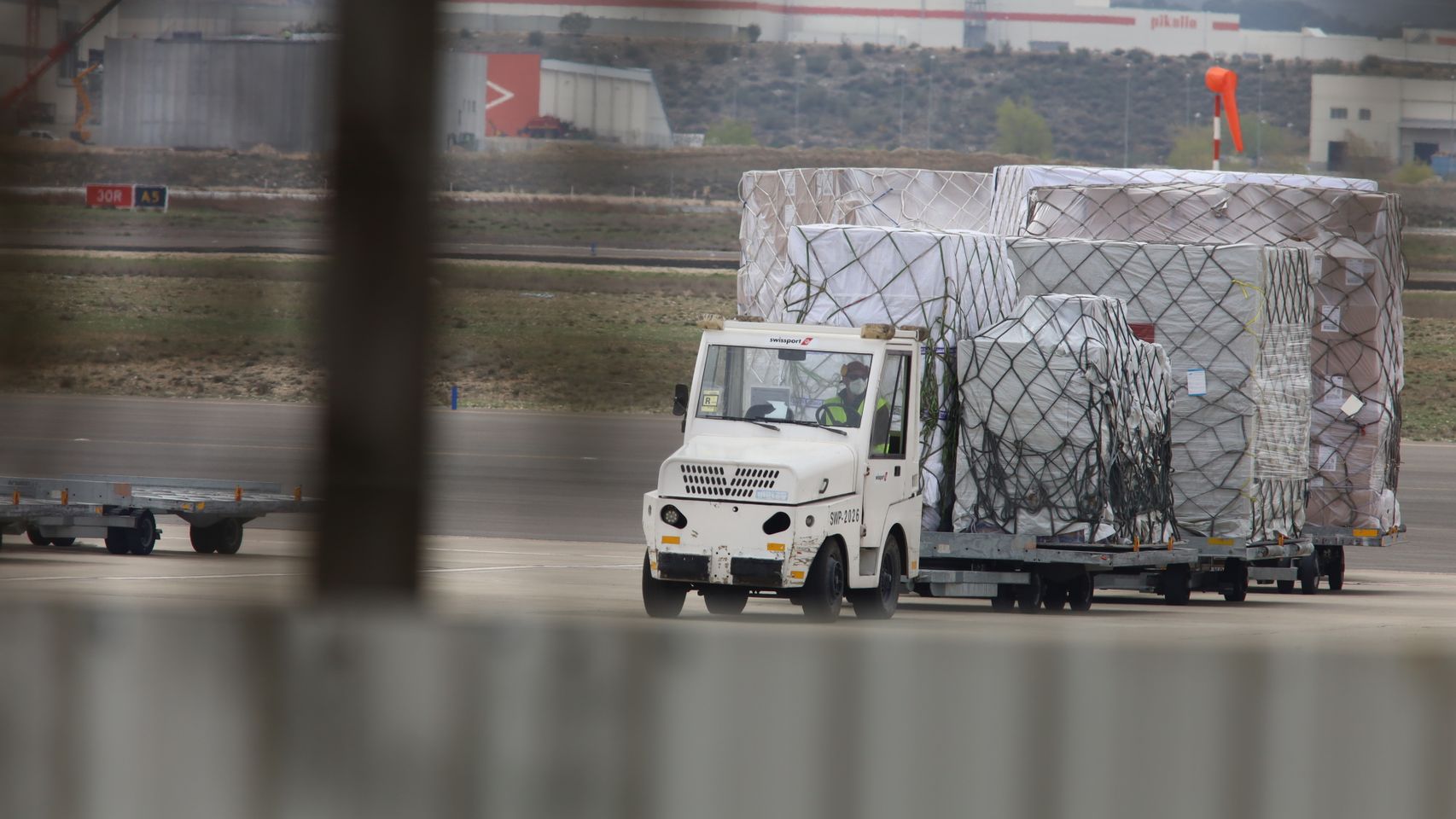 Imagen de un cargamento aterrizado en Zaragoza con productos donados por Inditex.