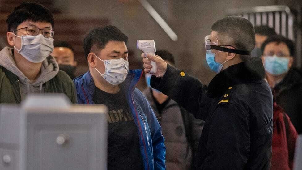 Varias personas de nacionalidad china.