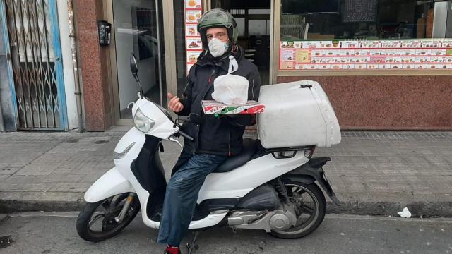 Servando Amable durante uno de los repartos.